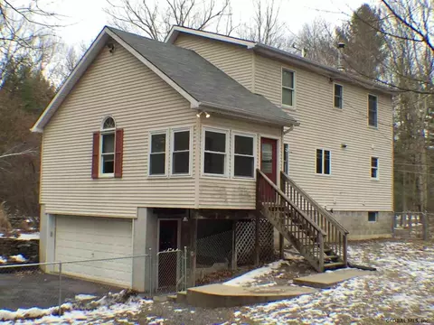 39 Edie Rd, Saratoga Springs, NY 12866 photo 2
