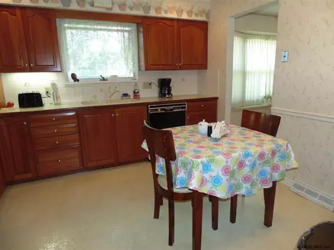 1145 Hendrickson Ave, Schenectady, NY 12309 photo 9