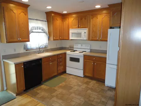 166 Ray Ave, Schenectady, NY 12304 photo 2
