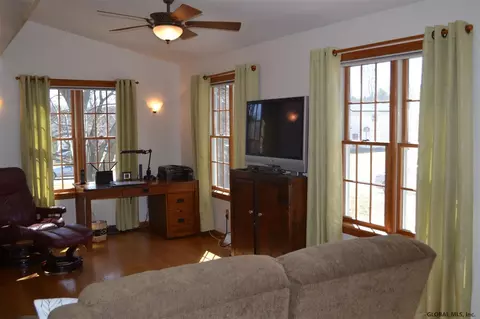 5368 Hickory Dr, Schenectady, NY 12303 photo 3