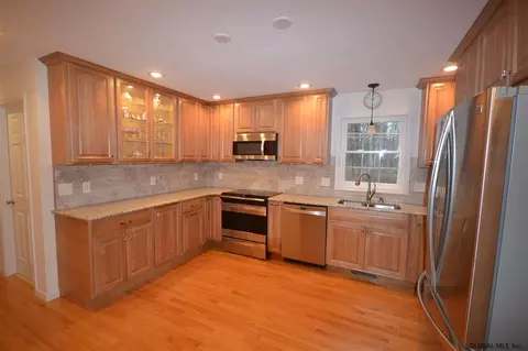 11 Albert Dr, Albany, NY 12203 photo 4