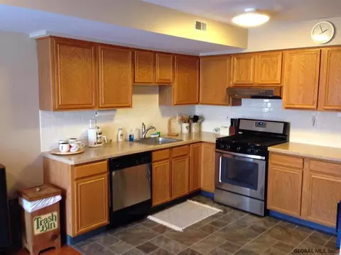 83 Marsdale Ct, Selkirk, NY 12158 photo 9