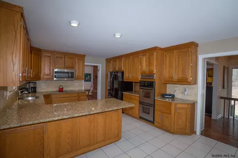 15 Devonshire Dr, Slingerlands, NY 12159 photo 9