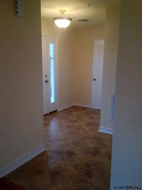 146 Paddock Cir, Schenectady, NY 12306 photo 5