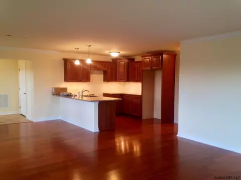 146 Paddock Cir, Schenectady, NY 12306 photo 4