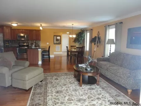 146 Paddock Cir, Schenectady, NY 12306 photo 8