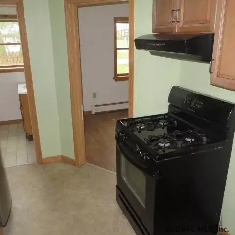 31 Winne Pl, Glenmont, NY 12077 photo 4