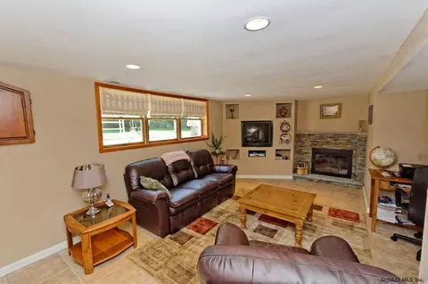 1069 Manas Dr, Schenectady, NY 12303 photo 9
