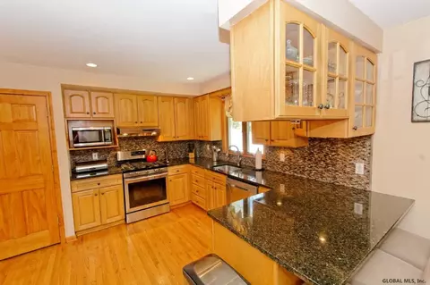 1069 Manas Dr, Schenectady, NY 12303 photo 5