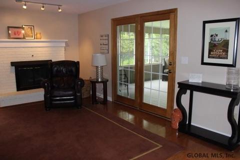 37 Longmeadow Dr, Delmar, NY 12054 photo 4