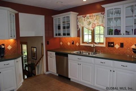 37 Longmeadow Dr, Delmar, NY 12054 photo 3