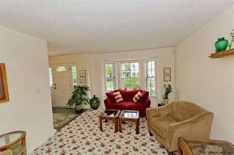 5 Barrington Ct, Delmar, NY 12054 photo 2