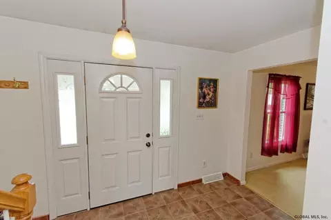 2004 Oak Tree Ln, Schenectady, NY 12303 photo 4