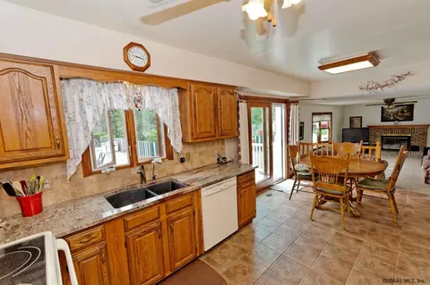 2004 Oak Tree Ln, Schenectady, NY 12303 photo 8