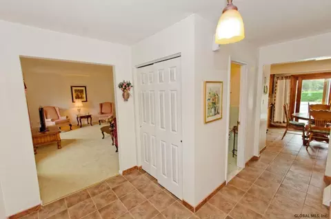 2004 Oak Tree Ln, Schenectady, NY 12303 photo 5