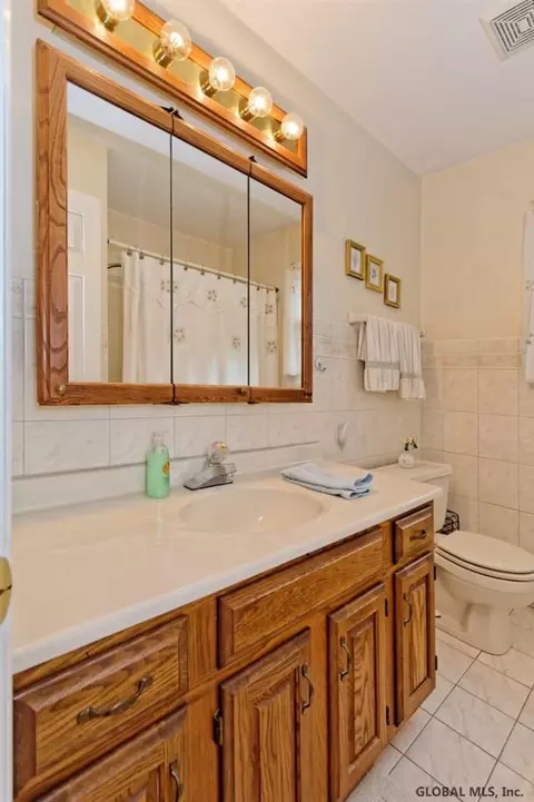 2004 Oak Tree Ln, Schenectady, NY 12303 photo 18