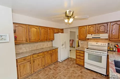 2004 Oak Tree Ln, Schenectady, NY 12303 photo 9
