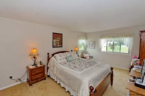 2004 Oak Tree Ln, Schenectady, NY 12303 photo 14