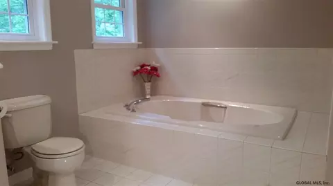 57 Bobwhite Dr, Glenmont, NY 12077 photo 8