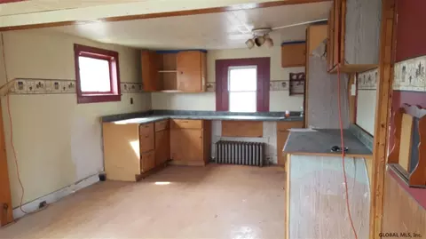 628 E Main St, Cobleskill, NY 12043 photo 2