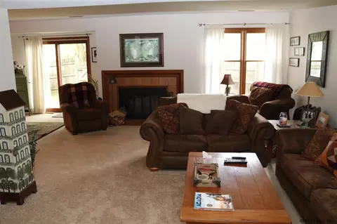 3 Quincy Ct, Glenmont, NY 12077 photo 3