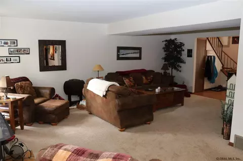 3 Quincy Ct, Glenmont, NY 12077 photo 4