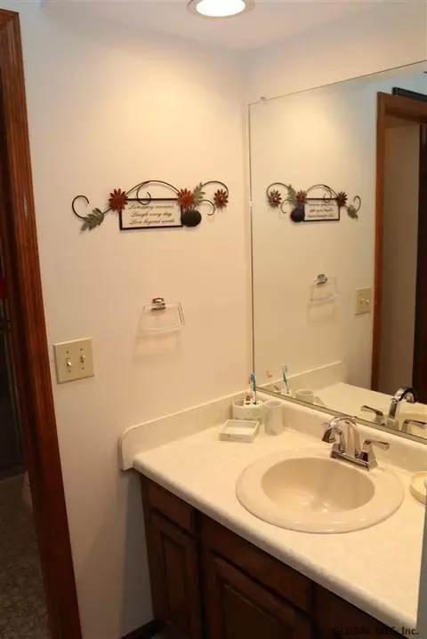 3 Quincy Ct, Glenmont, NY 12077 photo 13