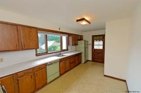 1135 Phoenix Ave, Schenectady, NY 12308 photo 11