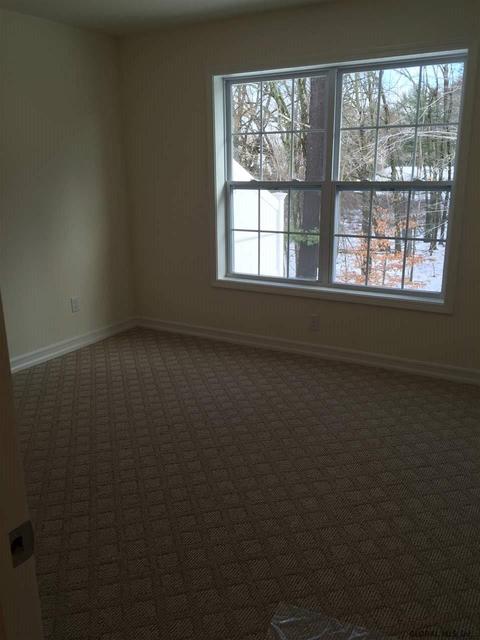 152 Paddock Cir, Schenectady, NY 12306 photo 11