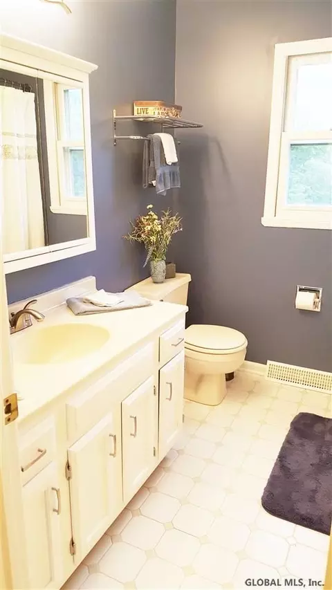 2000 Oak Tree Ln, Schenectady, NY 12303 photo 23