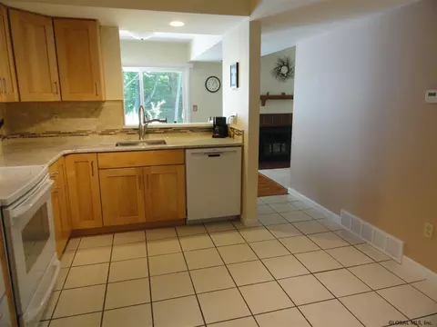 28 Commonwealth Dr, Glenmont, NY 12077 photo 3