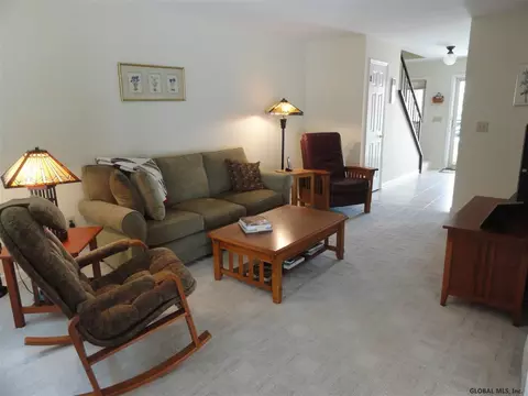 28 Commonwealth Dr, Glenmont, NY 12077 photo 6