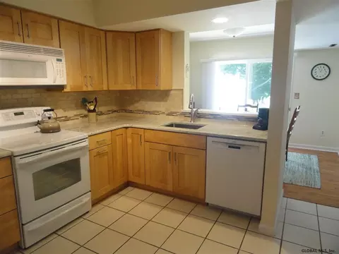 28 Commonwealth Dr, Glenmont, NY 12077 photo 4