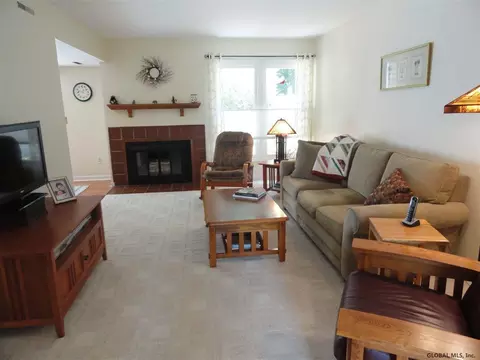 28 Commonwealth Dr, Glenmont, NY 12077 photo 5