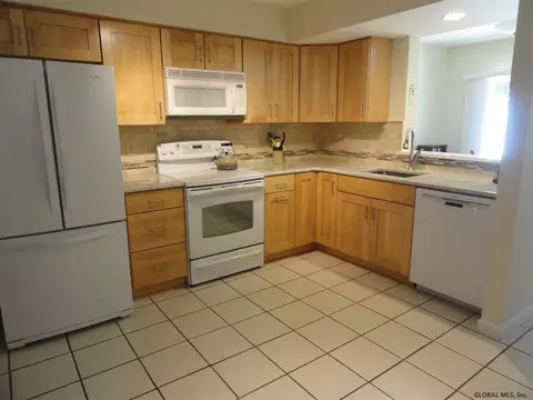 28 Commonwealth Dr, Glenmont, NY 12077 photo 2