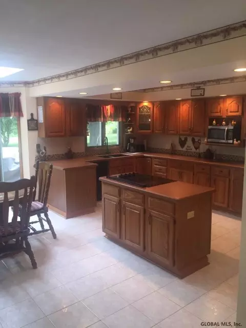 7 Ormond Dr, Schenectady, NY 12309 photo 3