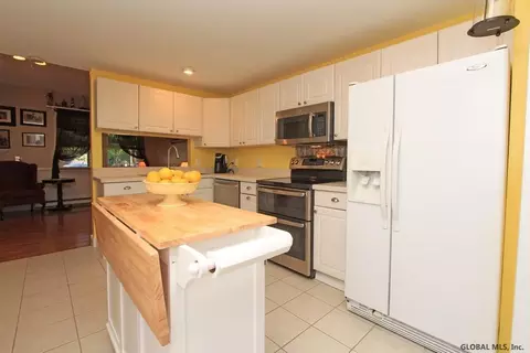 24 Pepperbush Pl, Malta, NY 12020 photo 4