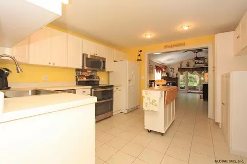 24 Pepperbush Pl, Malta, NY 12020 photo 5