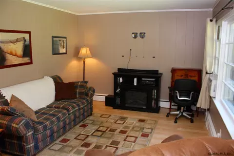 5 Weiser St, Glenmont, NY 12077 photo 2