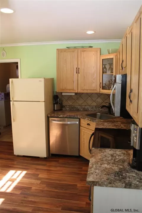 5 Weiser St, Glenmont, NY 12077 photo 3