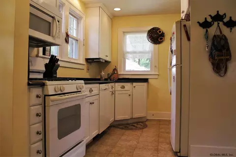 25 Nathaniel Blvd, Delmar, NY 12054 photo 3