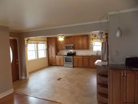 105 Central Taurus Rd, Schenectady, NY 12304 photo 7