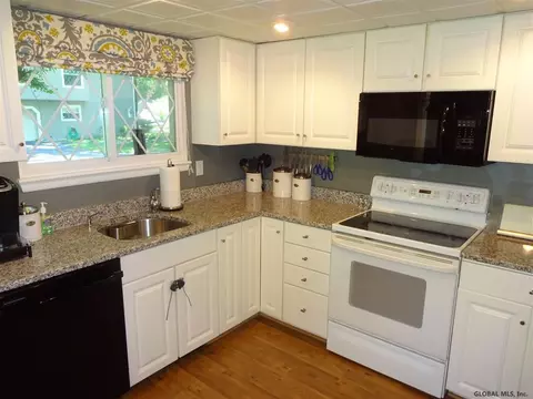 13 Spruce Ct, Delmar, NY 12054 photo 2