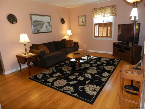 11 Schuster Rd, Schenectady, NY 12303 photo 2