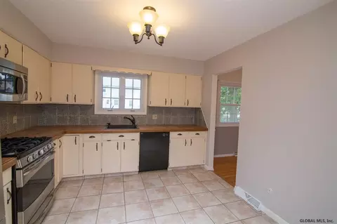 1155 Hendrickson Ave, Schenectady, NY 12309 photo 13