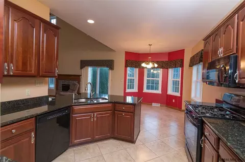 27 Devonshire Way, Clifton Park, NY 12065 photo 5