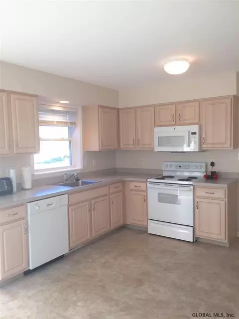5 Stony Brook Dr, Selkirk, NY 12158 photo 5