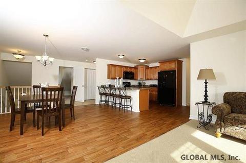 164 Paddock Cir, Schenectady, NY 12306 photo 4