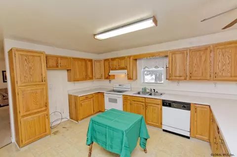11 Echo Dr, Schenectady, NY 12306 photo 3