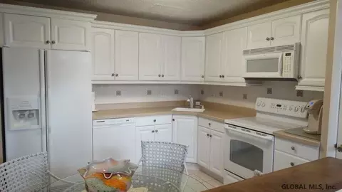 2 Generals Way, Halfmoon, NY 12065 photo 8